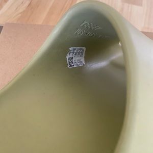 Yeezy slide sz 7 OG box won’t go under anything $150